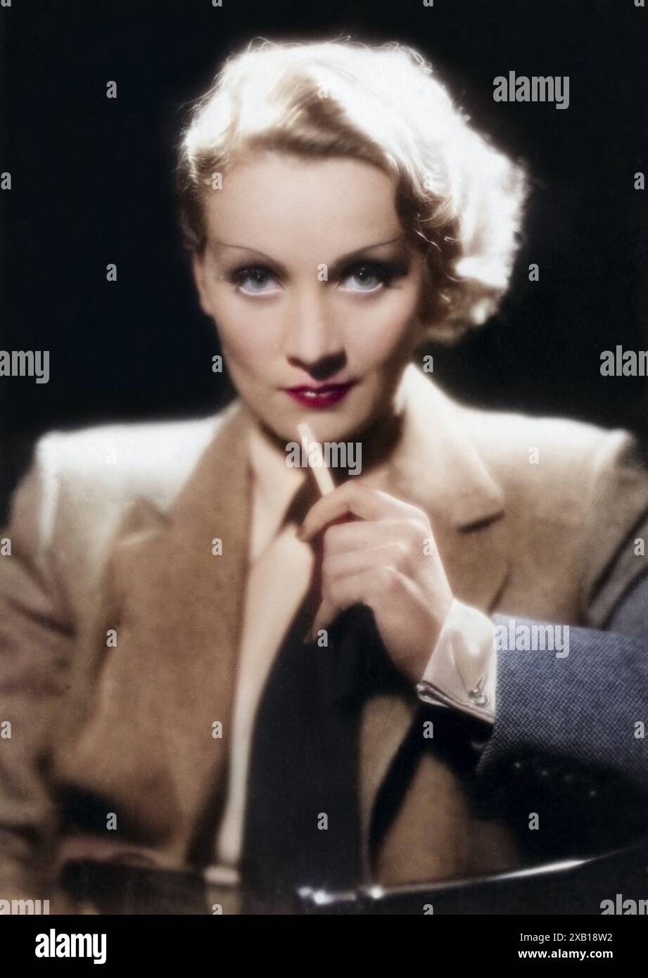 marlene dietrich cigarette holder Portrait of marlene dietrich with cigarette hi-res stock photography and  images