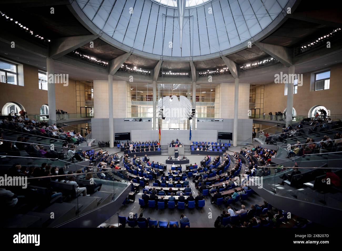 Bundestag DEU, Deutschland, Germany, Berlin, 06.06.2024 Uebersicht mit Bundesadler waehrend der Rede von Bundeskanzler Olaf Scholz SPD, waehrend der Debatte bei einer Sitzung des Deutschen Bundestages ueber die Regierungserklaerung zum Thema Sicherheit an den Bundestag am 06.06. 2024 im Deutschen Bundestag in Berlin Deutschland en: Overview with federal eagle during the speech by Chancellor Olaf Scholz SPD , during the debate at a meeting of the German Bundestag on the government declaration on security to the Bundestag on June 6th. 2024 in the German Bundestag in Berlin Germany The German Cha Stock Photo