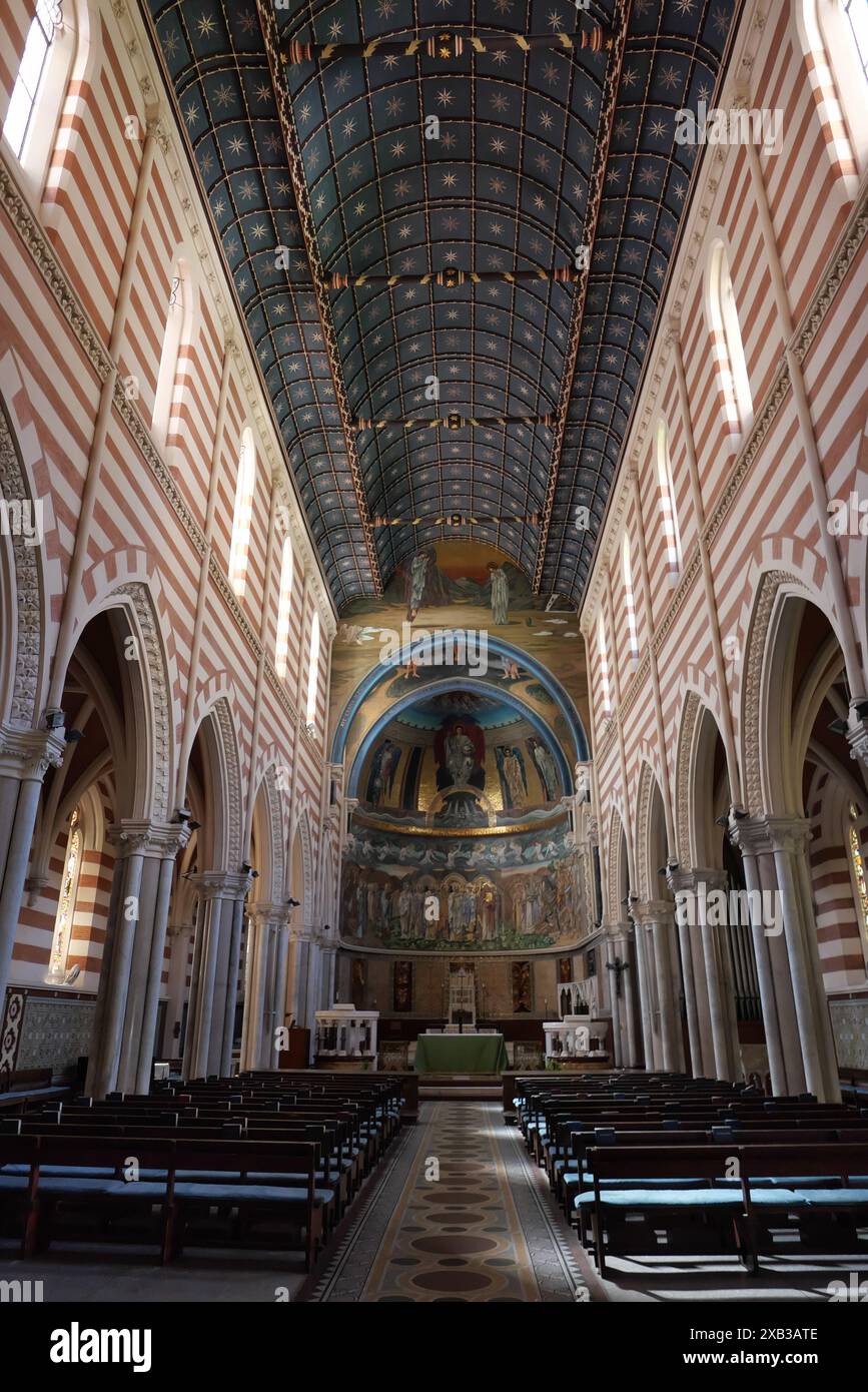 THE WOODEN CEILING AND THE MAIN ALTAR OF THE CHURCH OF ST PAUL'S WITHIN THE WALLS ANGLICAN EPISCOPAL Stock Photo