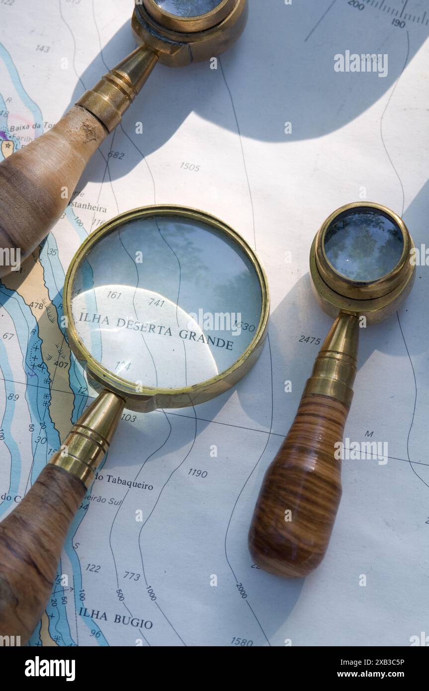 Vintage magnifying glass cutout hi-res stock photography and images - Alamy