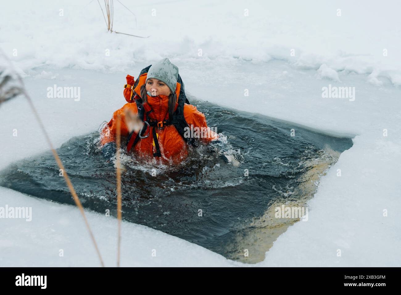Cold woman wearing jacket hi-res stock photography and images - Alamy