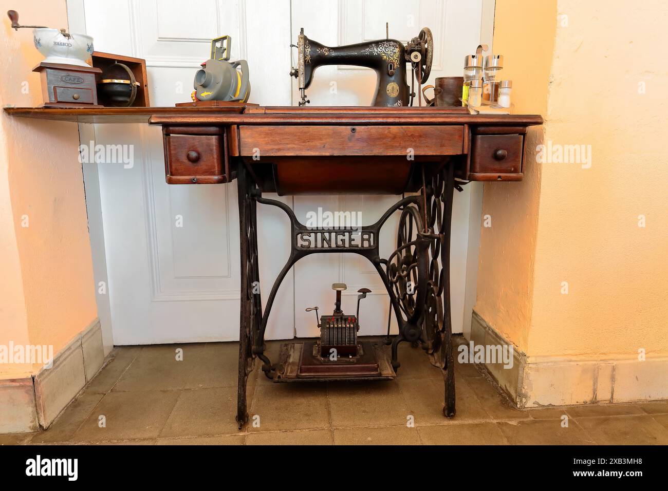 Singer sewing machine oil hi-res stock photography and