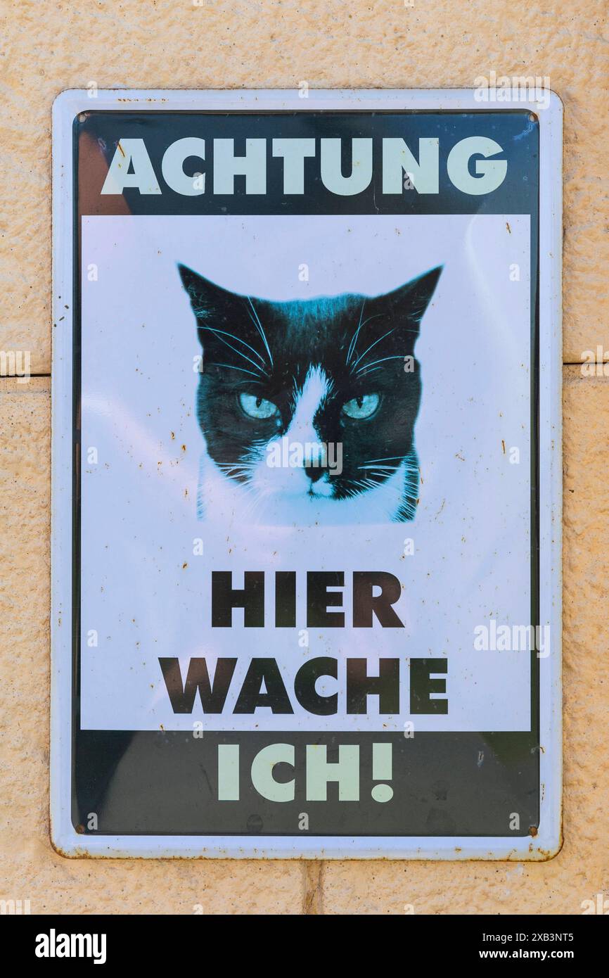 Warnschild mit einer Katze, Achtung, hier wache ich, adaptiert von