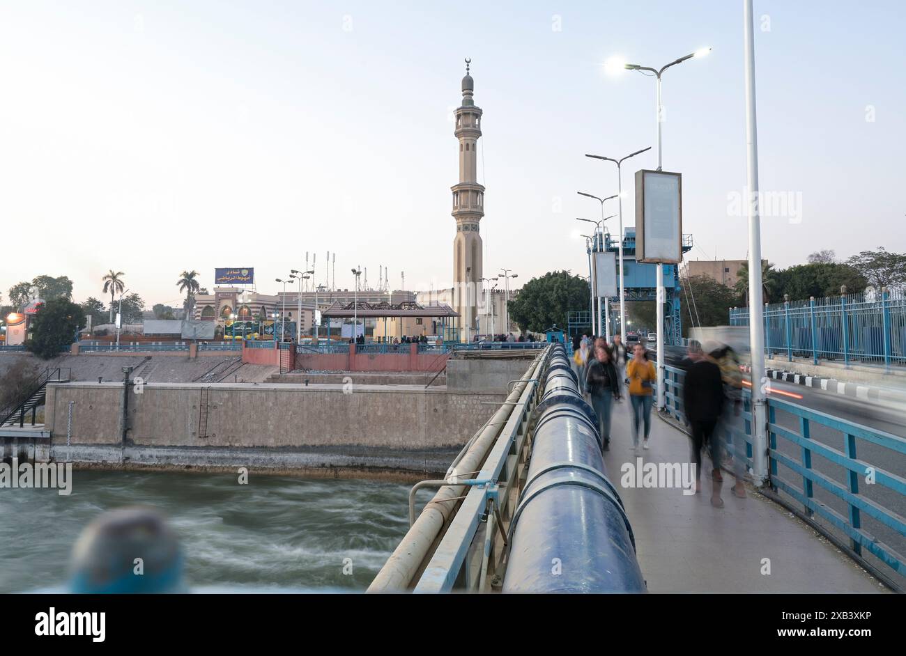 EGYPT, Assiut Barrage and the 350 km long Ibrahimiyya canal transports Nile water for irrigation / ÄGYPTEN, Assiut, Asyut-Stauwehr und Ibrahimiyya-Kanal, der Kanal ist 350 Kilometer lang und bringt Wasser vom Nil zur landwirtschaftlichen Bewässerung Stock Photo