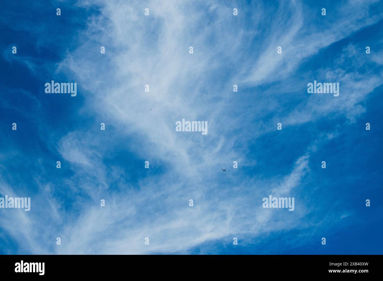 View of thin wispy cirrus clouds with blue sky Stock Photo - Alamy