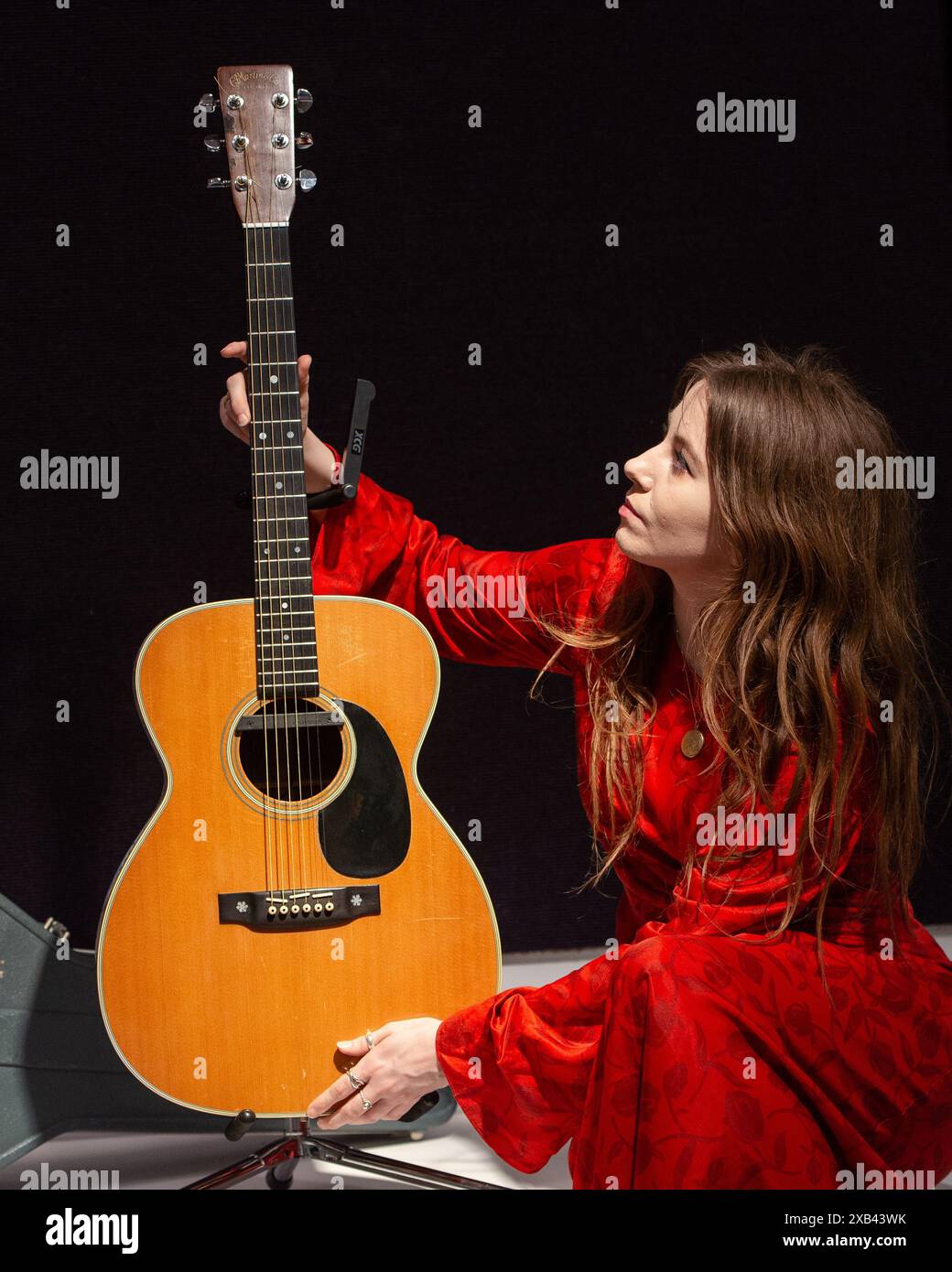 eric clapton red dress Eric clapton 1974 hi-res stock photography and images
