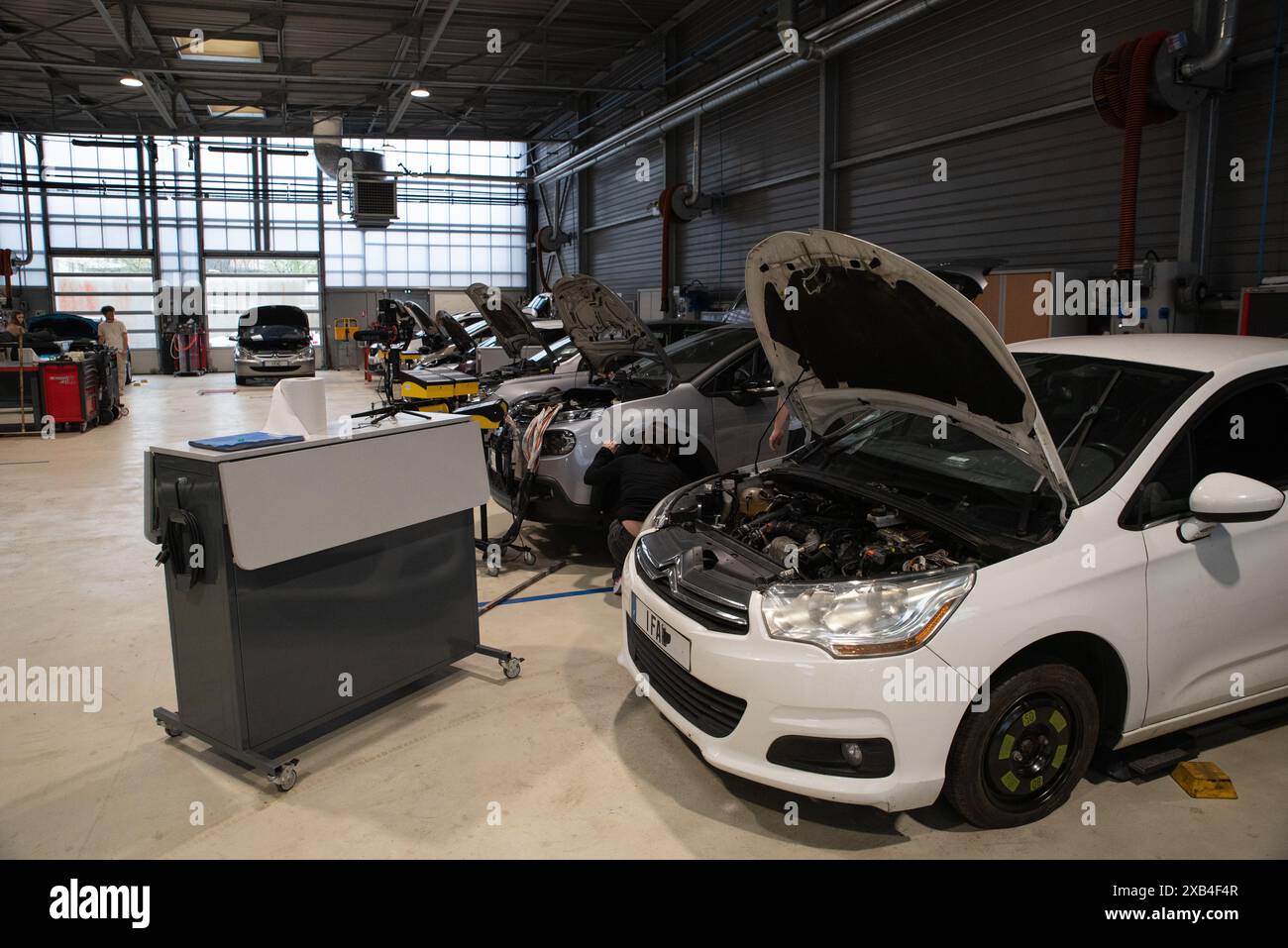 la-m-canique-automobile-hi-res-stock-photography-and-images-alamy