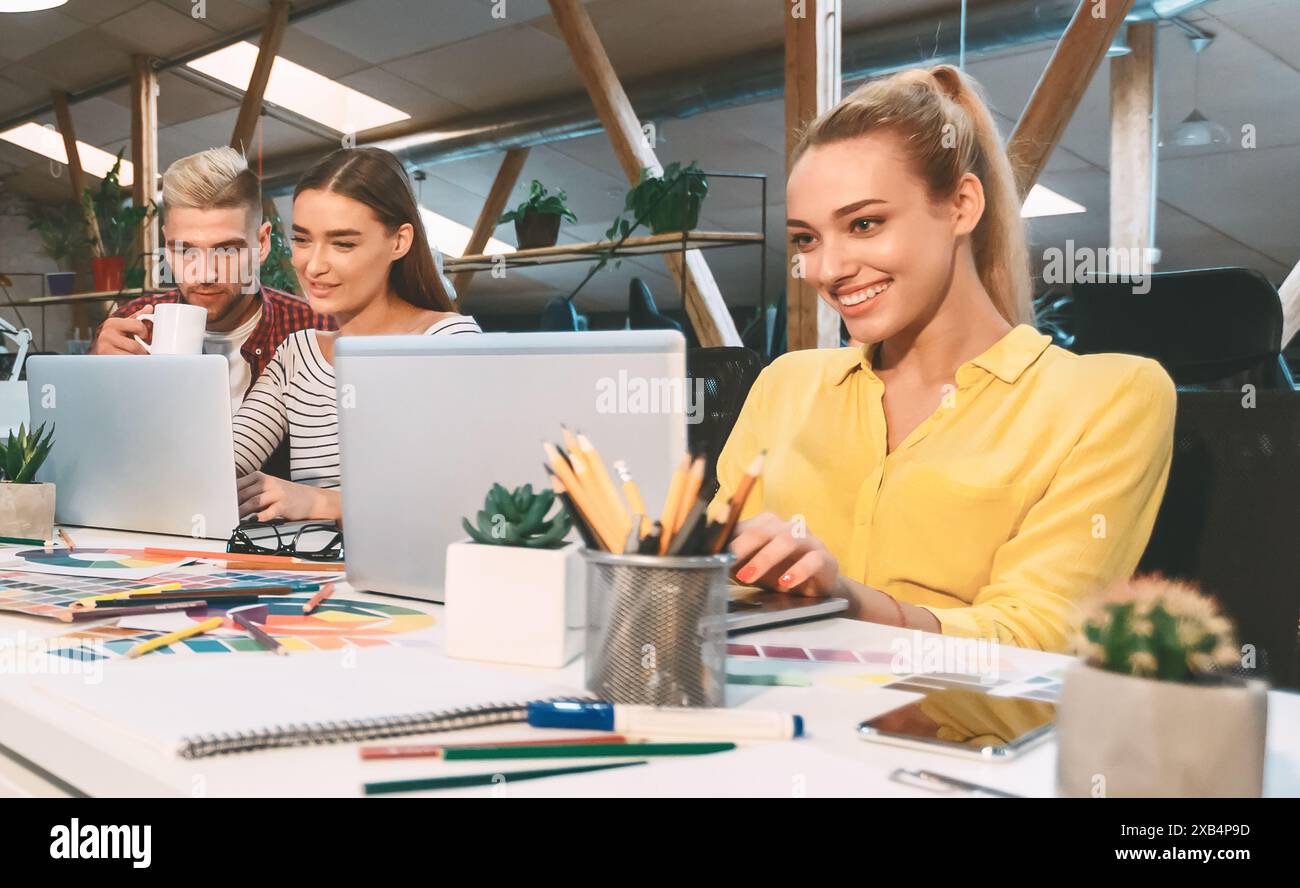 Group people sitting table in hi-res stock photography and images - Alamy