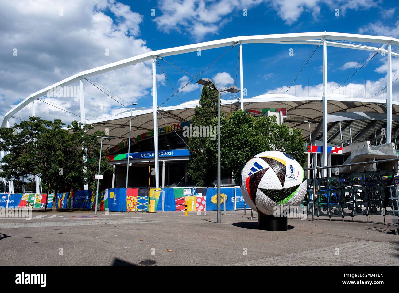 Symbolbild / Themenfoto Adidas Spielball Fußballliebe vor dem Stadion