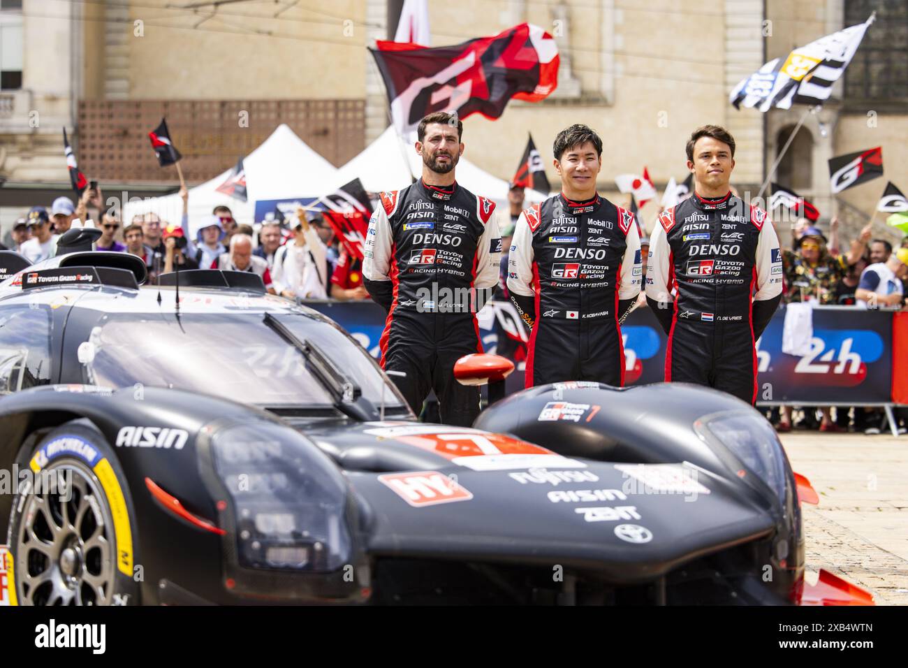 Toyota Le Mans 2025 Kobayashi, De Vries, Conway Hand