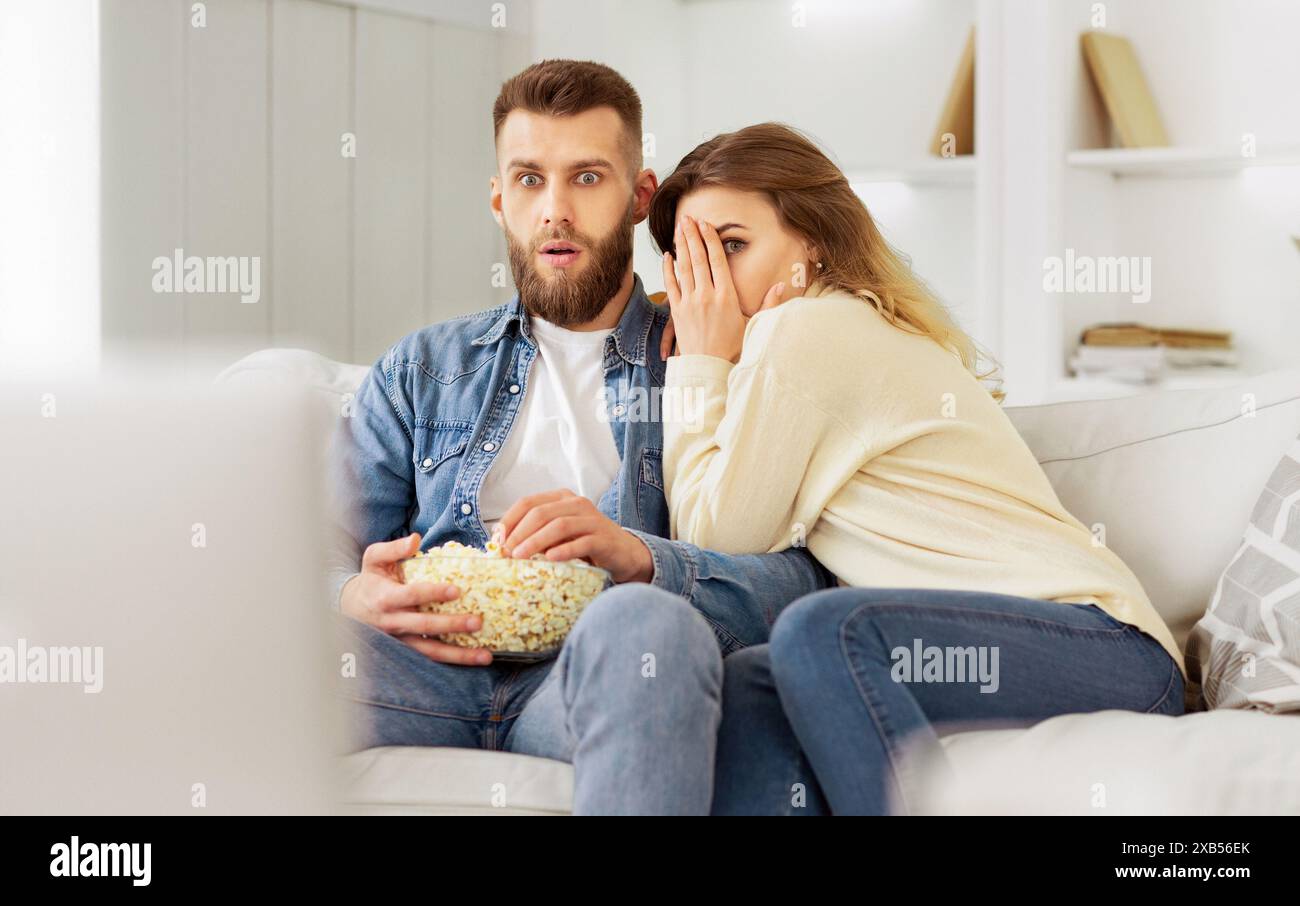 Man woman watching television hi-res stock photography and images - Alamy