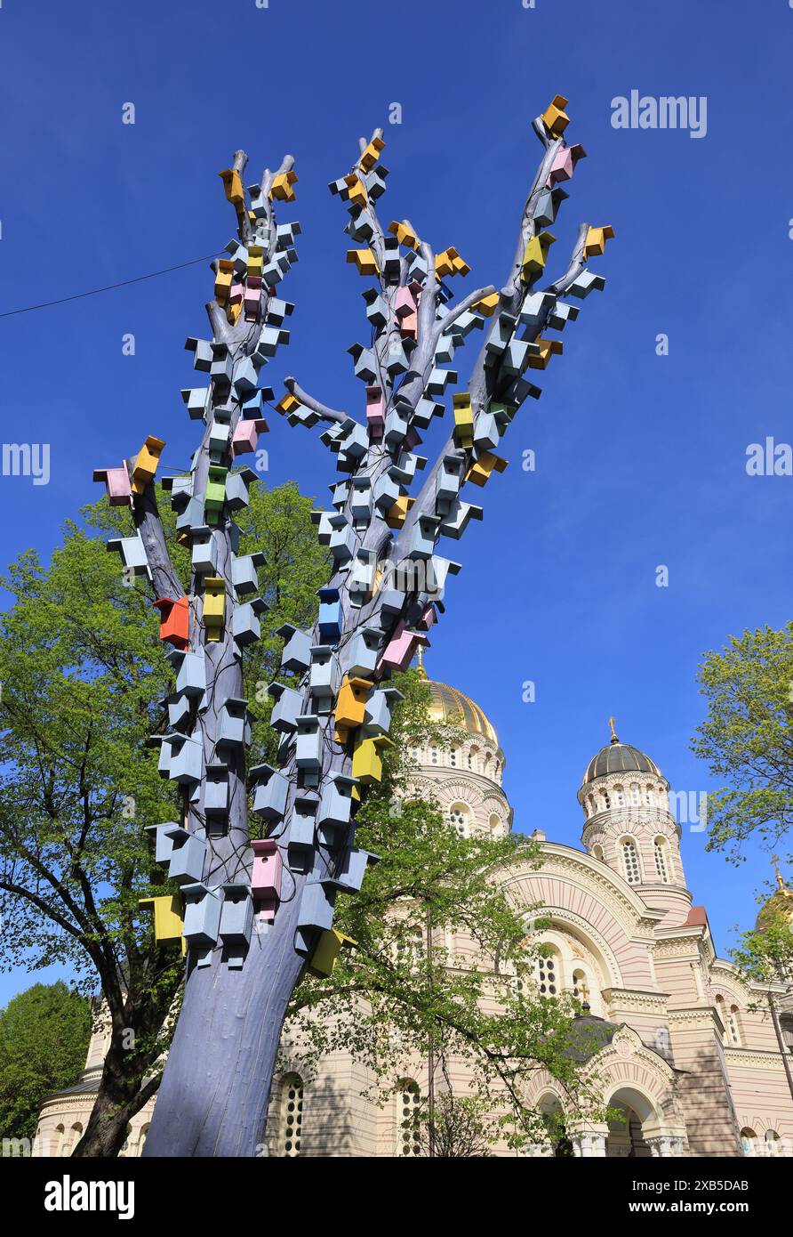 Colourful birdbox tree in Esplanade Park in front of the gold domes of ...
