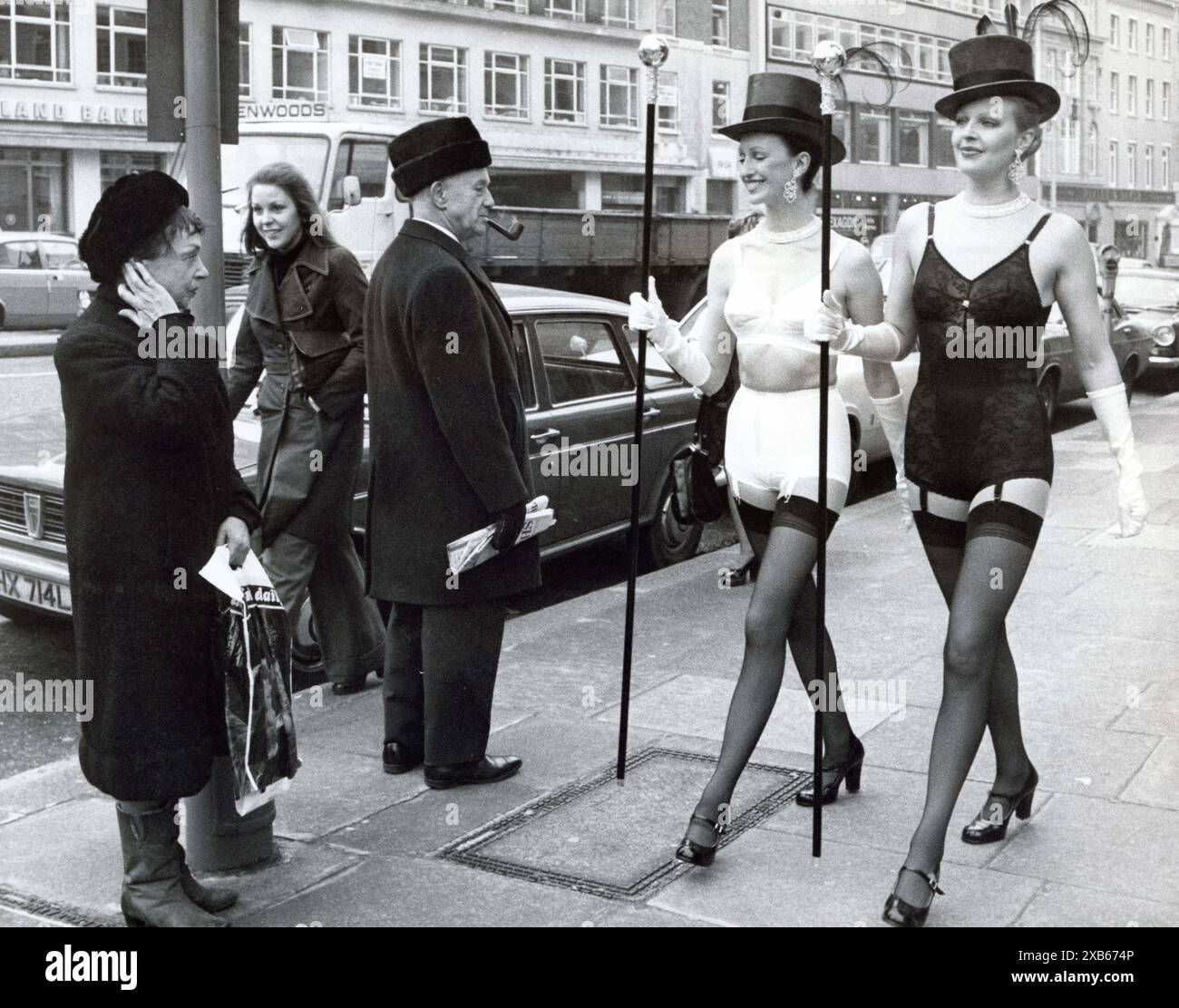 197* paris fashion show hi-res stock photography and images - Alamy, image size:1300x1112