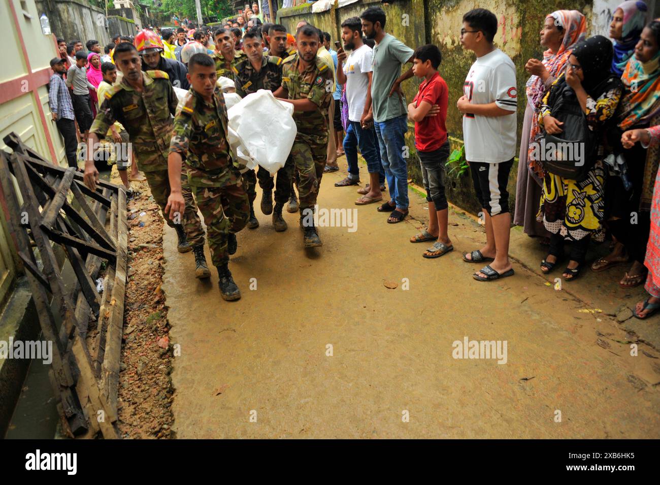 Non Exclusive: The army, fire service and police are carry out rescue ...