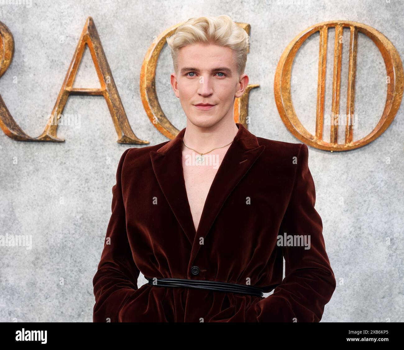 Ewan mitchell dragon hi-res stock photography and images - Alamy