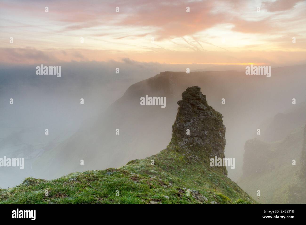 Person standing edge of a cliff hi-res stock photography and images - Alamy