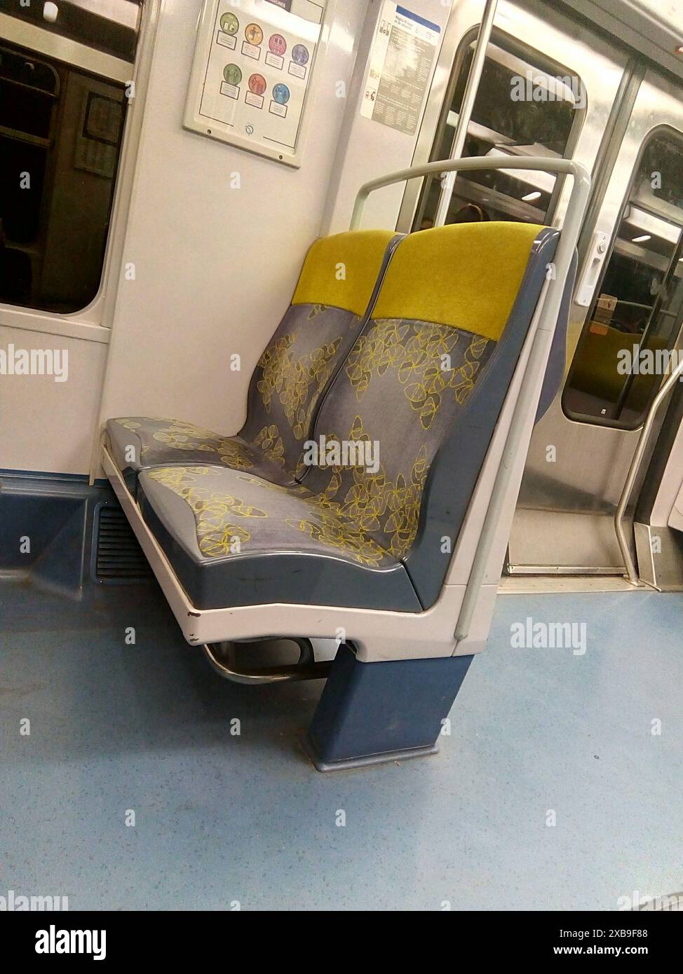 Train RER en direction de Roissy Charles de Gaulle Stock Photo - Alamy