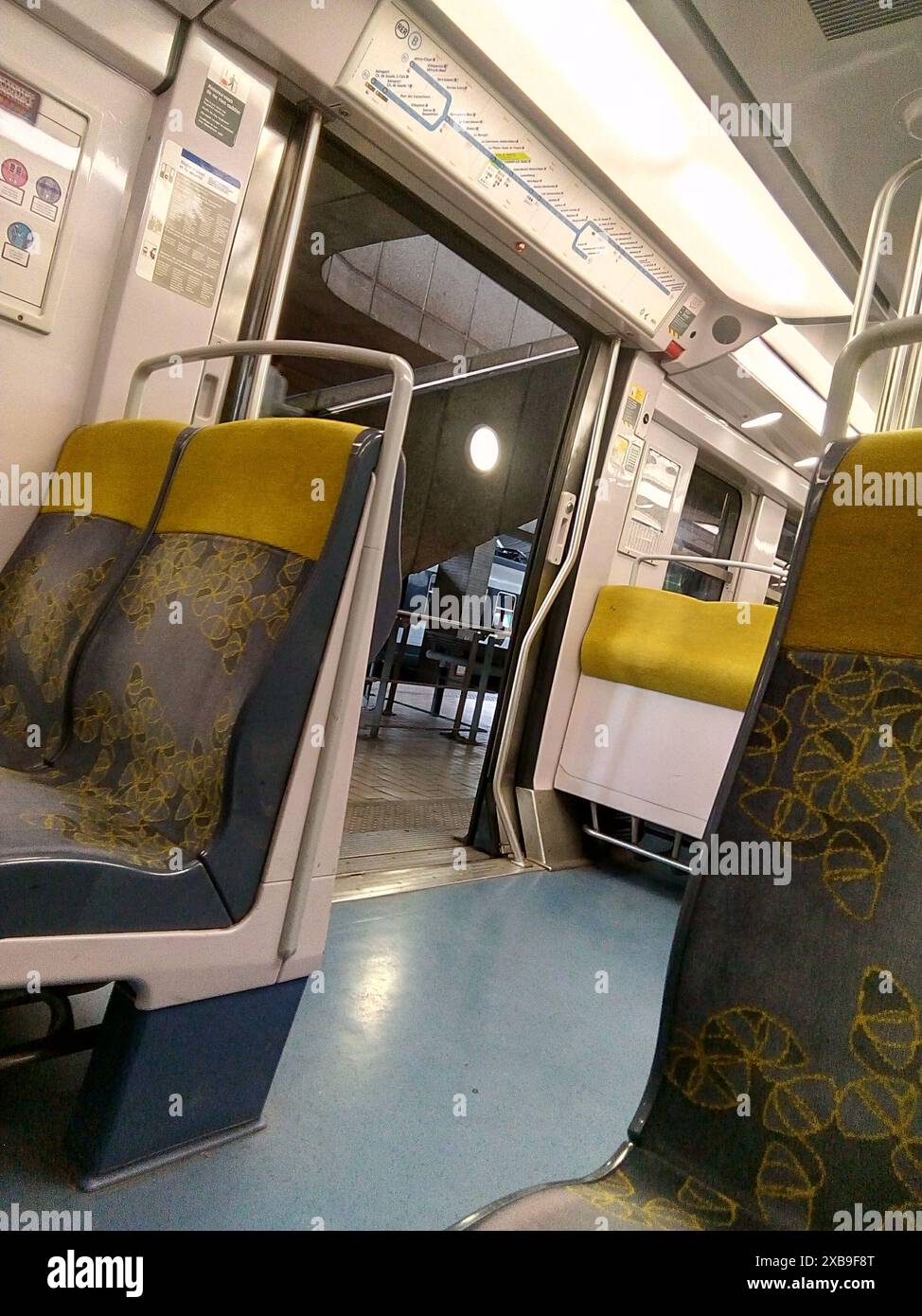 Train RER en direction de Roissy Charles de Gaulle Stock Photo - Alamy
