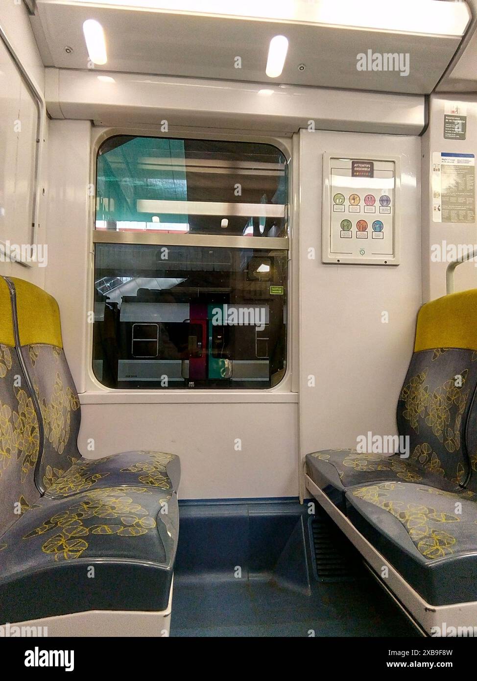 Train RER en direction de Roissy Charles de Gaulle Stock Photo - Alamy