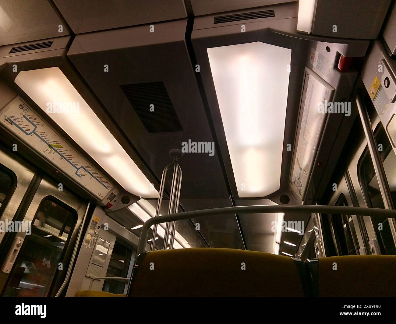 Train RER en direction de Roissy Charles de Gaulle Stock Photo - Alamy