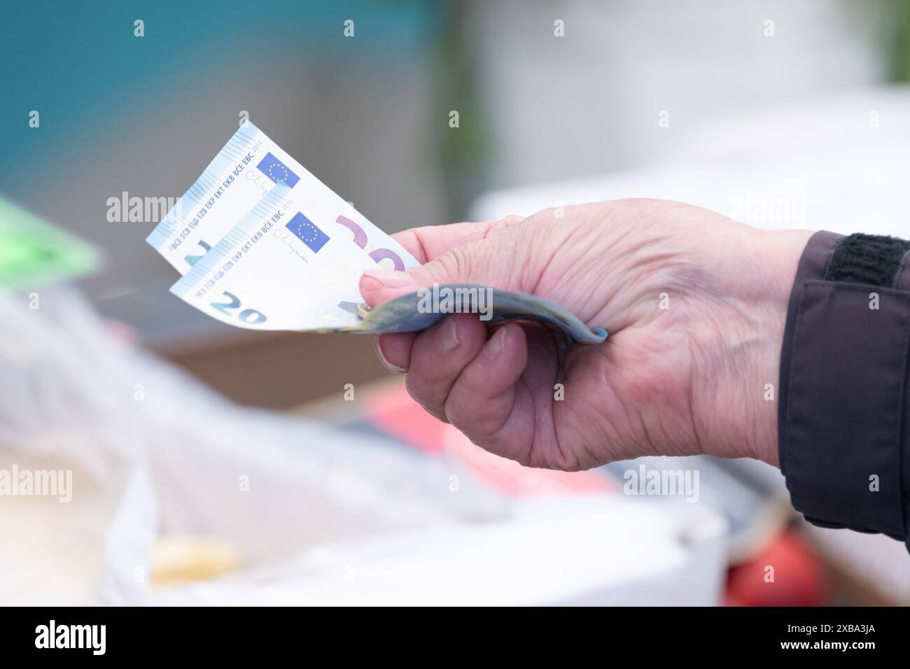 PRODUCTION - 11 June 2024, Saxony, Dresden: A woman pays for her ...