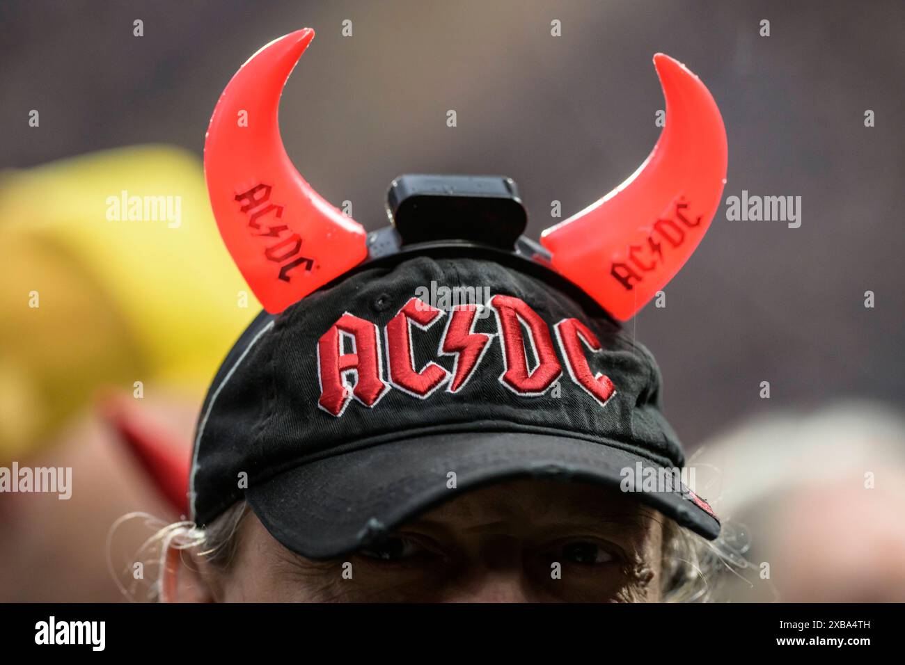 Fans bei AC/DC - Power Up Tour - Europa 2024 im Olympiastadion, München ...