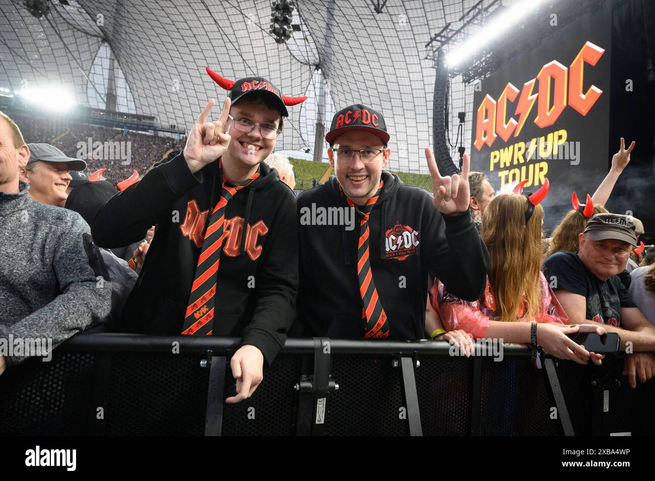  Foto zu Fans bei AC/DC - Power Up Tour - Europa 2024 im Olympiastadion, München 