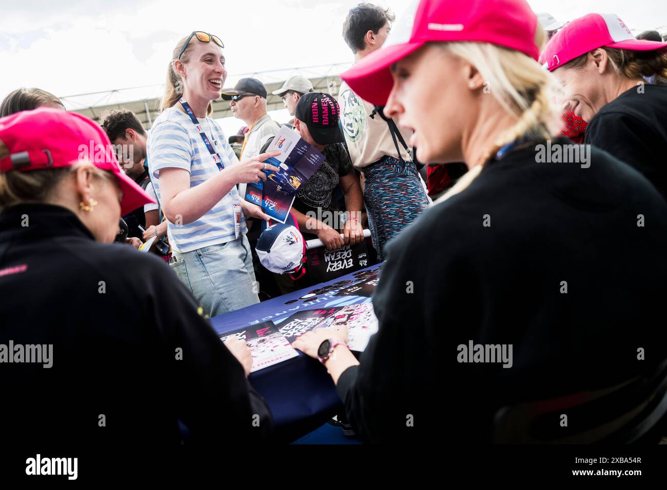 Iron Dames autograph session, session autographe fans, supporters, public, spectators, during