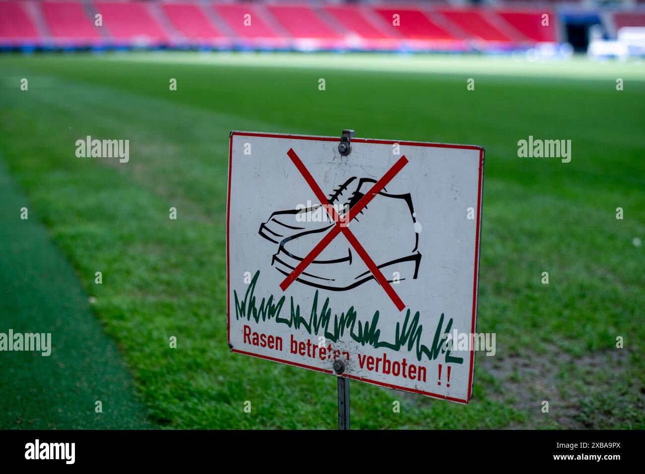 Themenfoto / Symbolbild Rasen betreten verboten, warnschild im