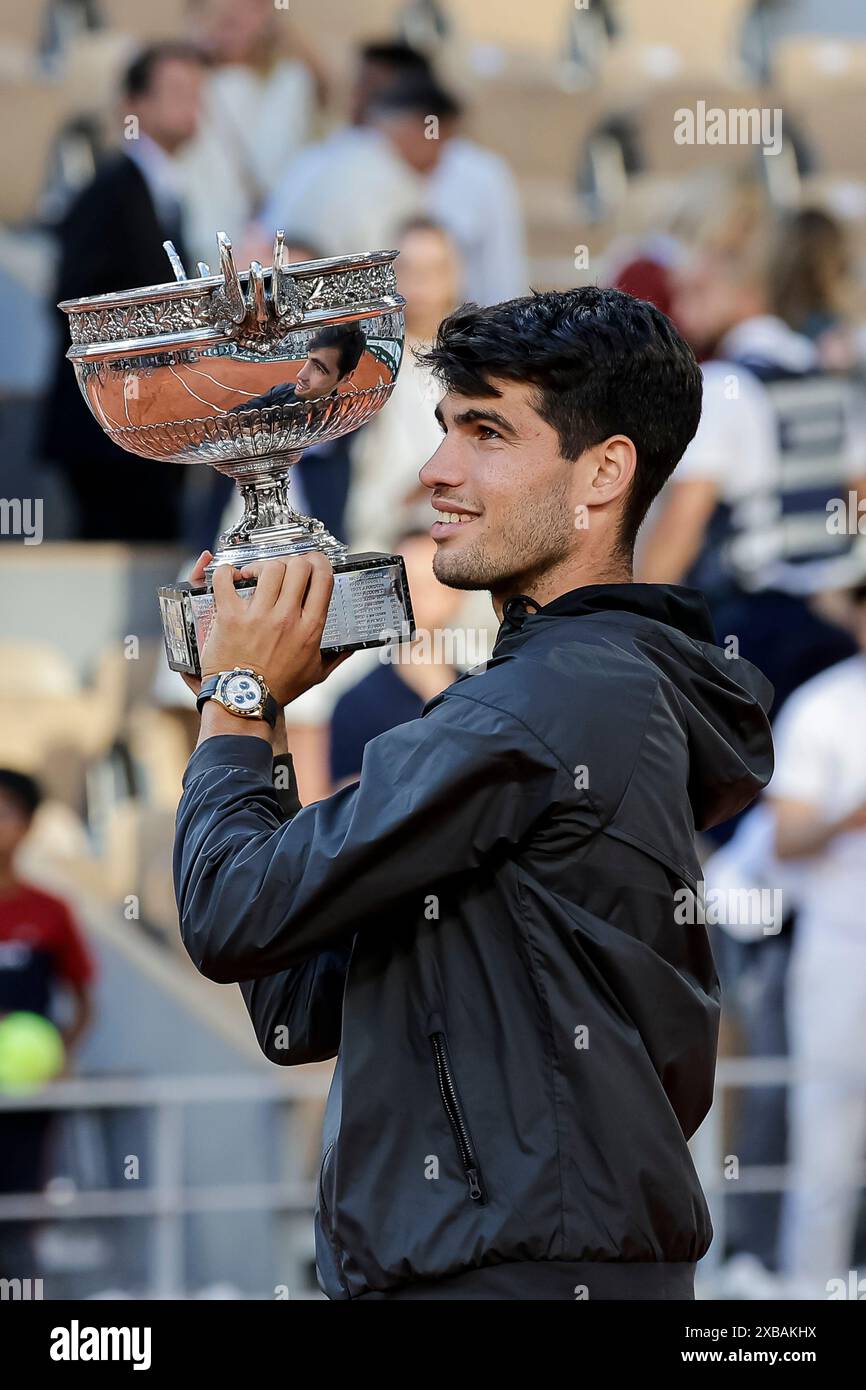 roland-garros-carlos-alcaraz-of-spain-celebrates-victory-with-the