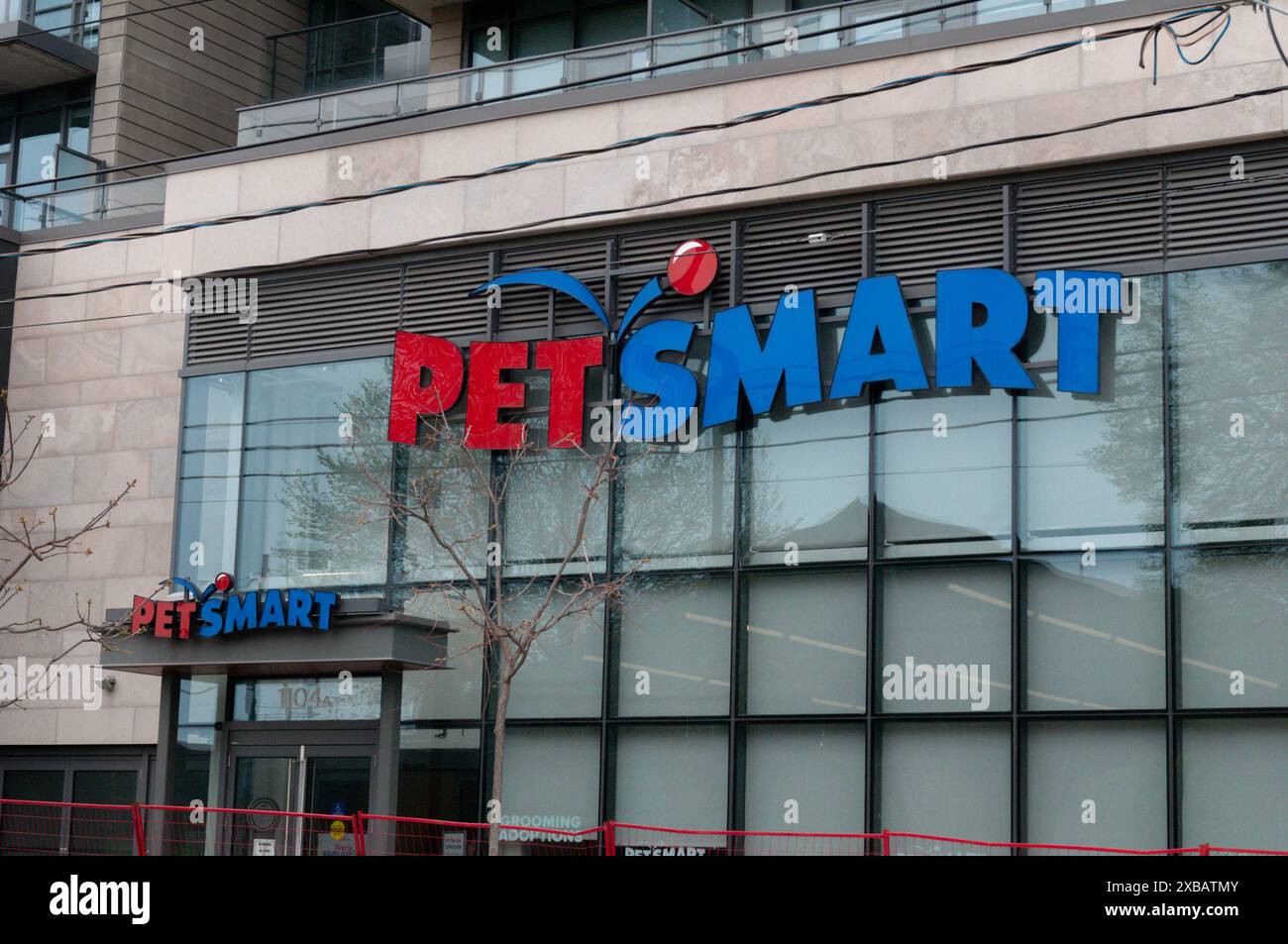 Petsmart building exterior hi-res stock photography and images - Alamy