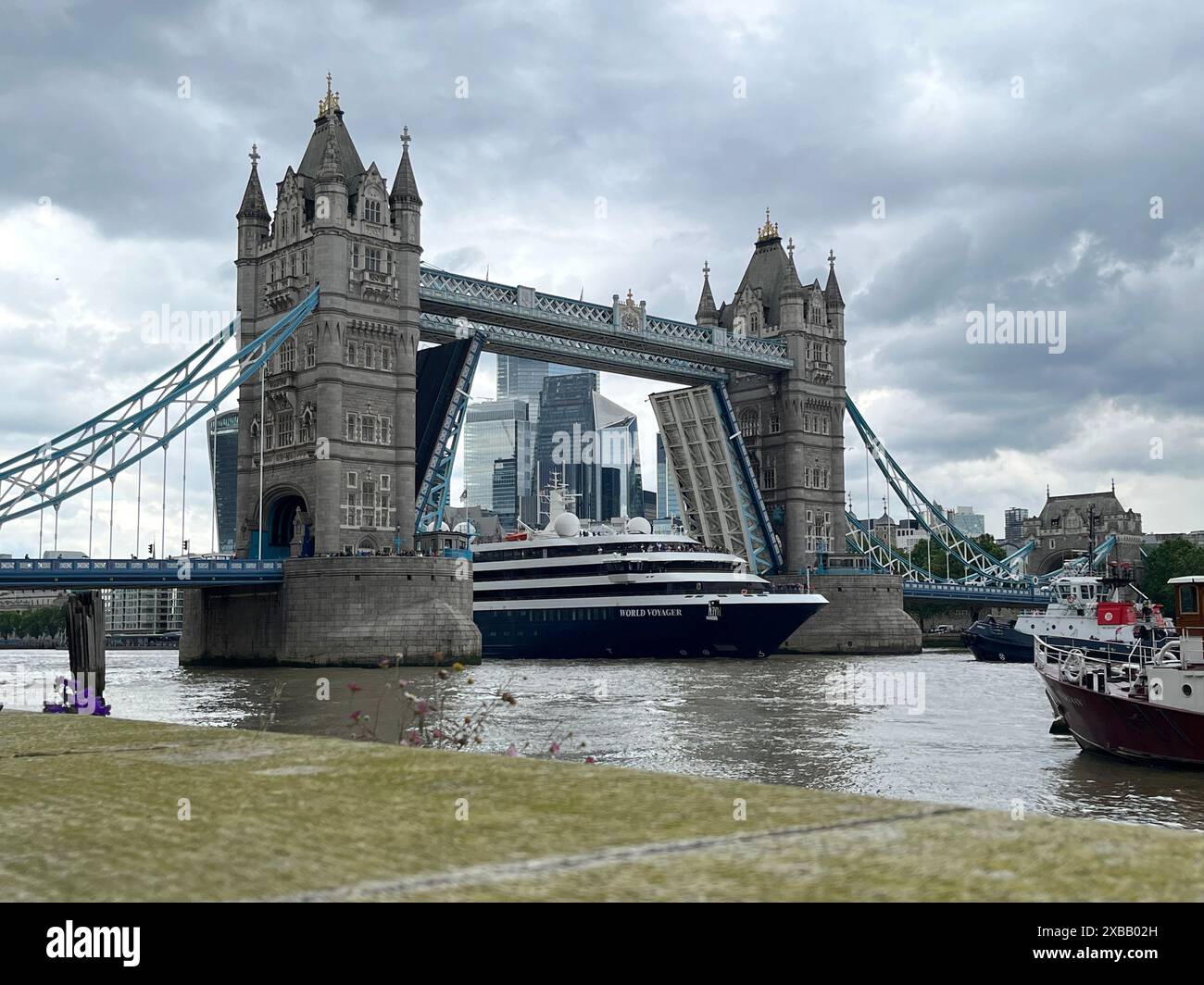 The World Voyager cruise ship is guided through Tower Bridge in London ...