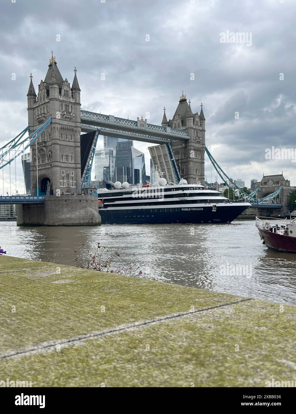 The World Voyager cruise ship is guided through Tower Bridge in London ...
