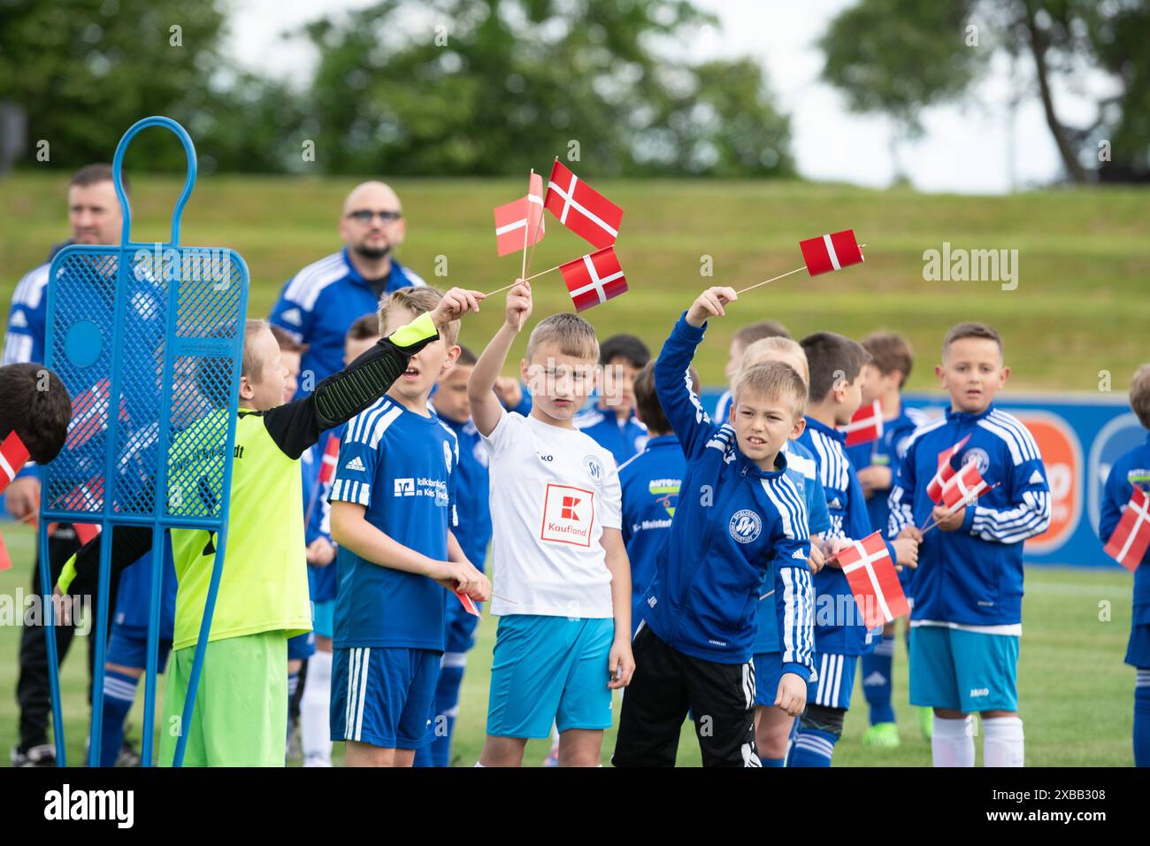 Jugenspieler Begruessen die Spieler mit Faenchen. Oeffentliches