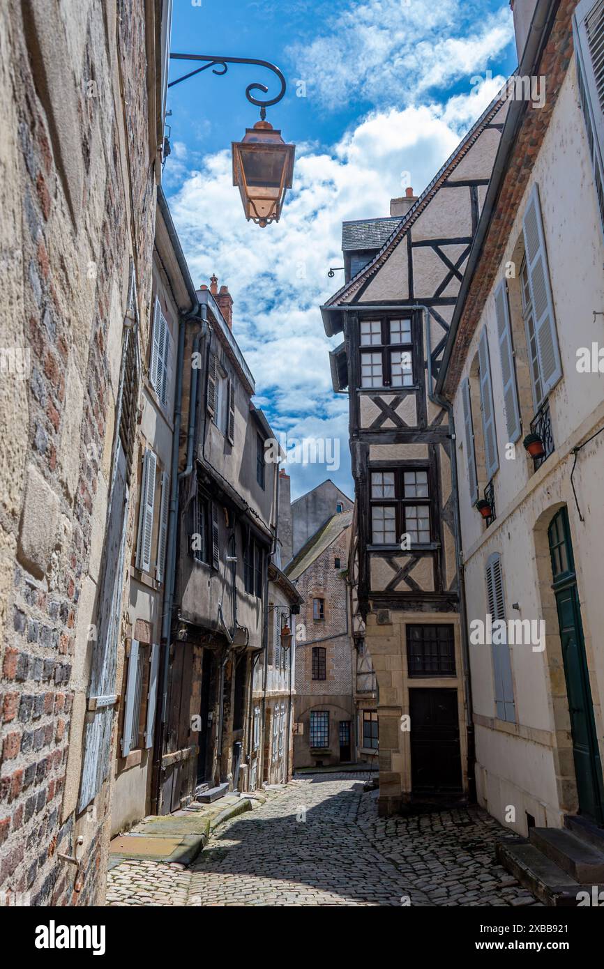 CPA Moulins - 03 - Allier - La rue et l'Hotel de Paris - Buvette