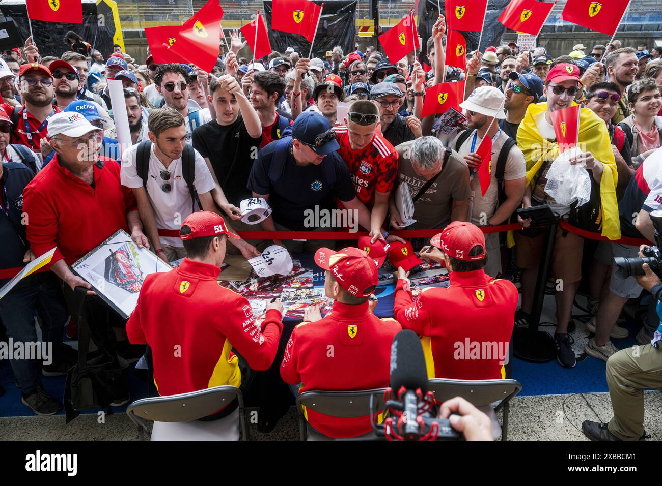 Ferrari Supporters Ferrari AF Corse autograph session, session autographe fans, supporters ...