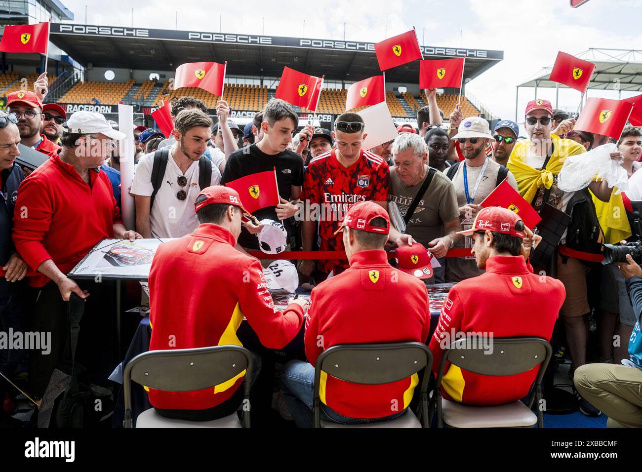 Ferrari Supporters Ferrari AF Corse autograph session, session autographe fans, supporters ...