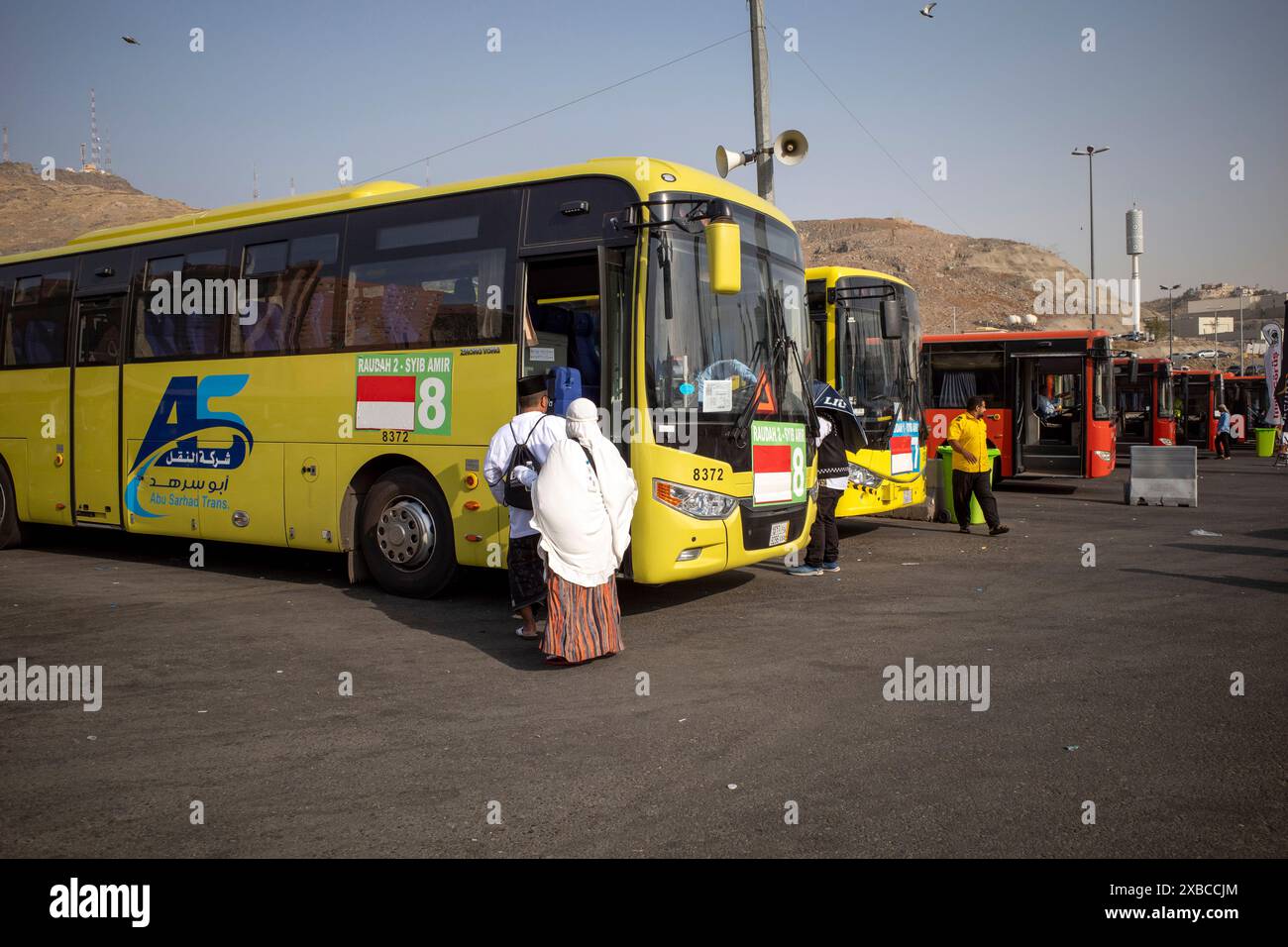 Mecca, Saudi Arabia - May 28, 2024: Shalawat Bus, transportation facilities in Shib Amir Terminal in Makkah city for Muslims pilgrims who perform hajj Stock Photo