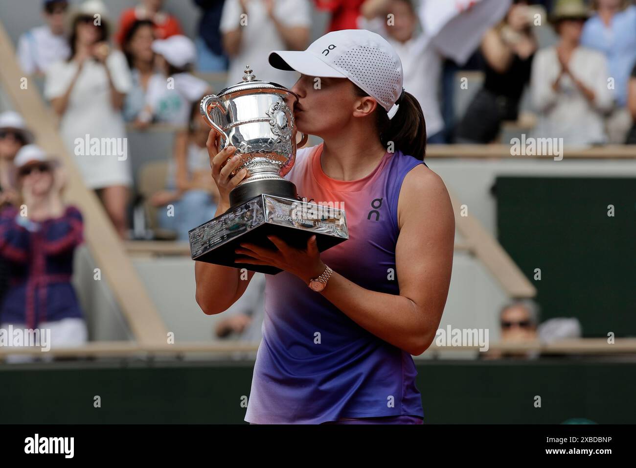 Iga Swiatek of Poland celebrates with trophy after beating Jasmine(02)