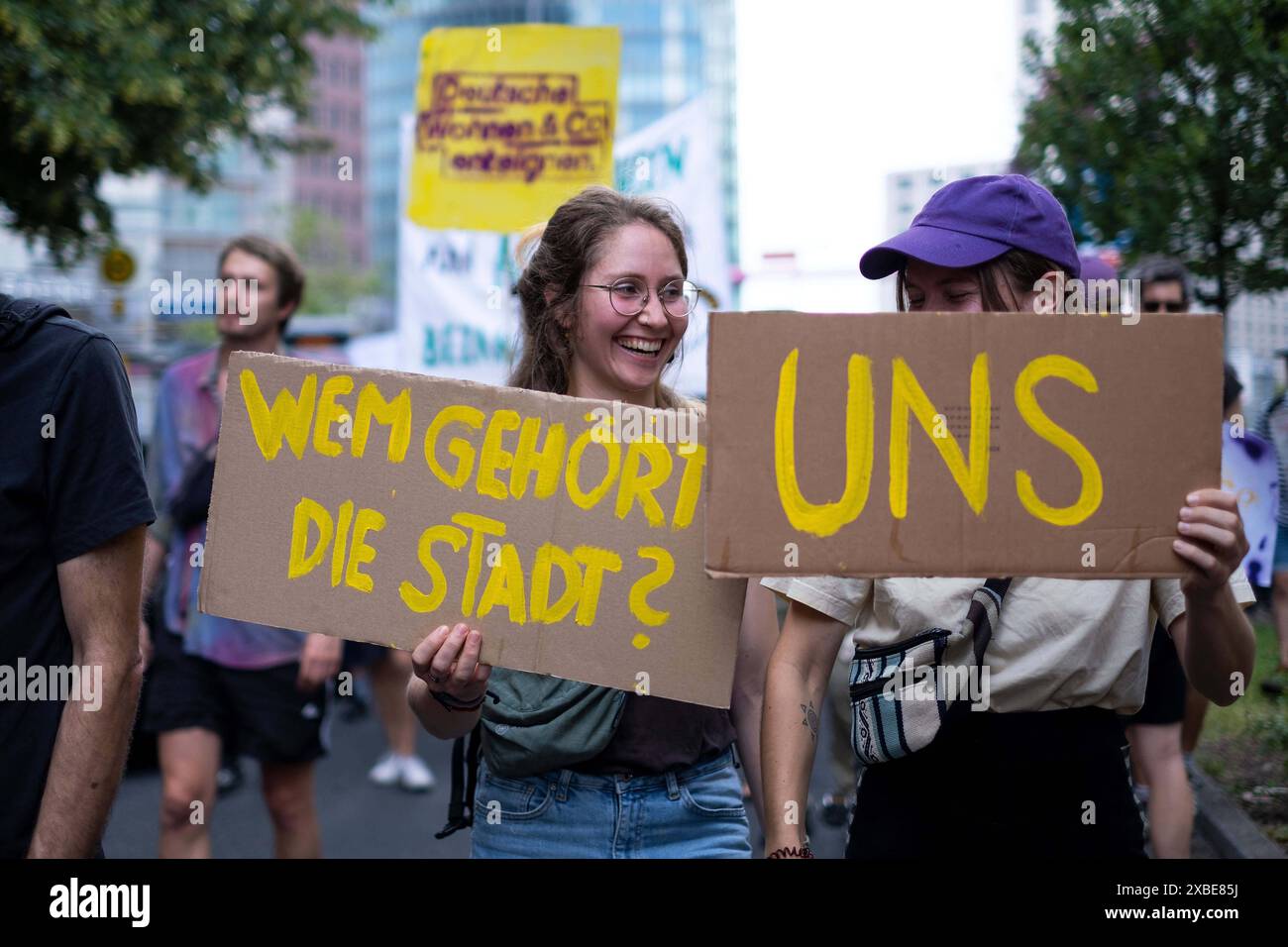 Unter dem Motto Die Miete ist zu hoch protestieren etwa 4500 Menschen in Berlin gegen hohe Mieten und Verdrängung. In Berlin verlieren immer mehr Wohnungen ihre Sozialbindung und die Mieter können sich die Mieten nicht mehr leisten. / Under the slogan The rents are too high, about 4500 people protest against high rents and displacement in Berlin. In Berlin, more and more apartments are losing their social commitment and tenants can no longer afford the rents. snapshot-photography/K.M.Krause *** Under the slogan The rents are too high , about 4500 people protest against high rents and displacem Stock Photo