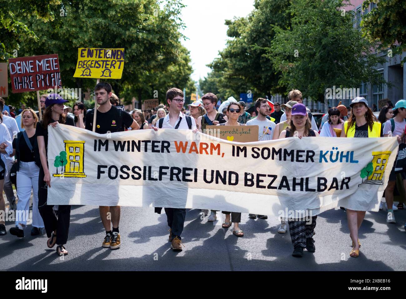 Unter dem Motto Die Miete ist zu hoch protestieren etwa 4500 Menschen in Berlin gegen hohe Mieten und Verdrängung. In Berlin verlieren immer mehr Wohnungen ihre Sozialbindung und die Mieter können sich die Mieten nicht mehr leisten. / Under the slogan The rents are too high, about 4500 people protest against high rents and displacement in Berlin. In Berlin, more and more apartments are losing their social commitment and tenants can no longer afford the rents. snapshot-photography/K.M.Krause *** Under the slogan The rents are too high , about 4500 people protest against high rents and displacem Stock Photo