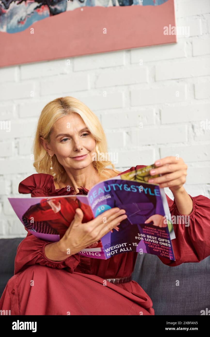 Stylish mature woman alone hi-res stock photography and images - Alamy