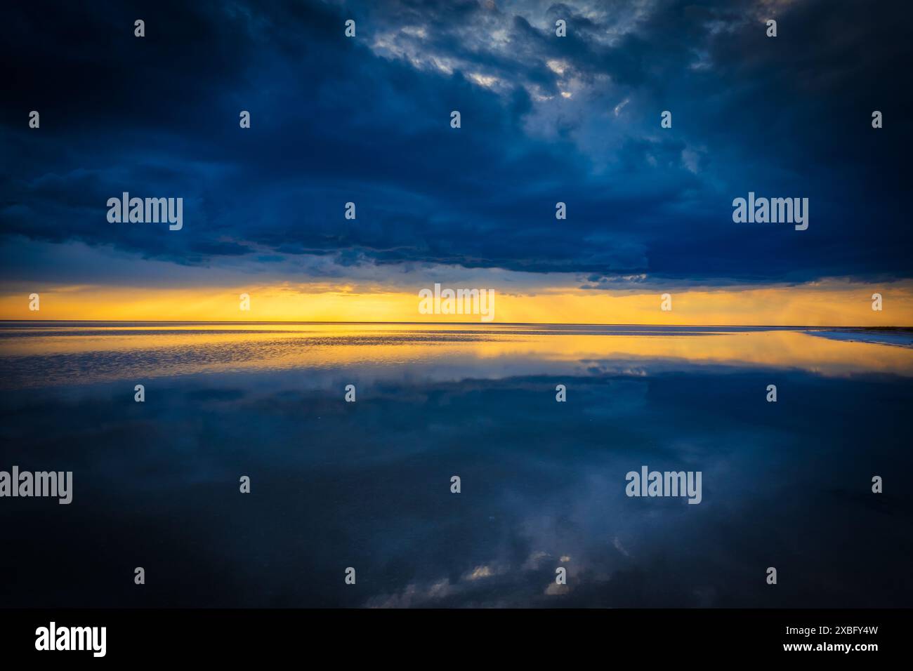 Picture of Breathtaking sunset in ocean hi-res stock photography and images - Alamy