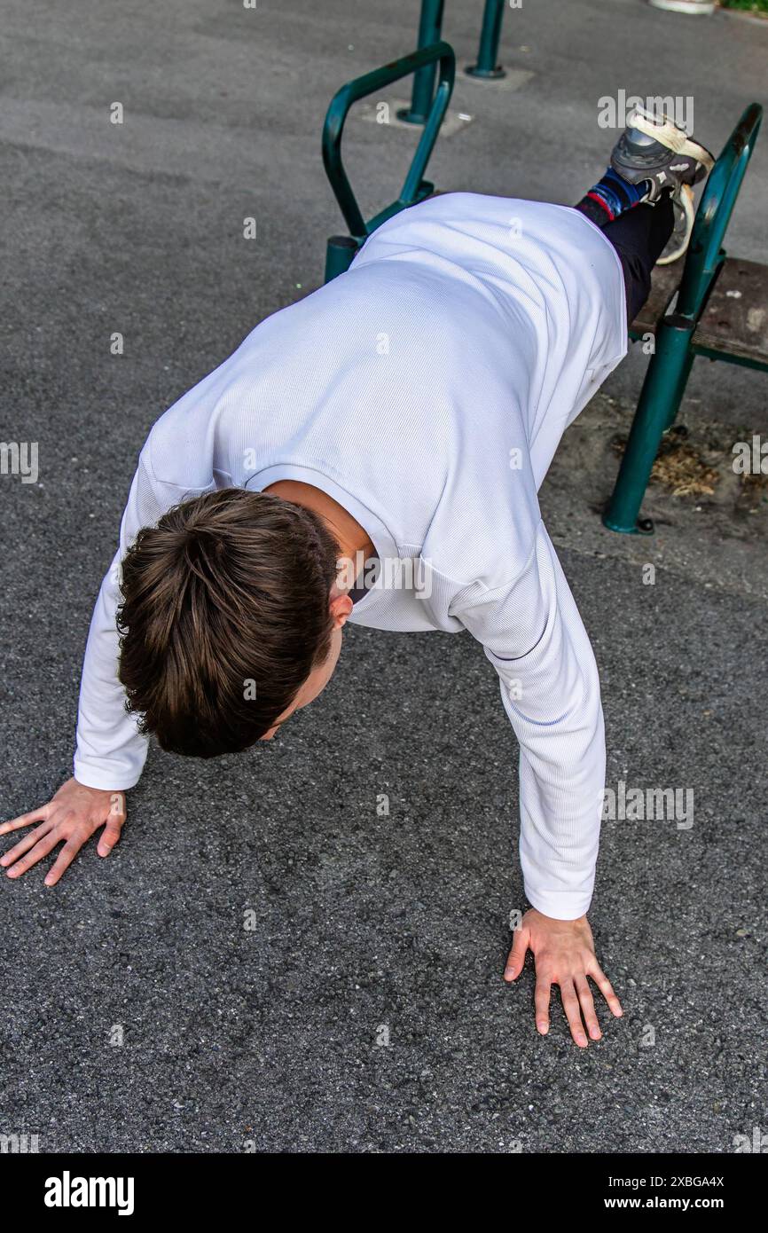 Man push ups bench hi-res stock photography and images - Alamy