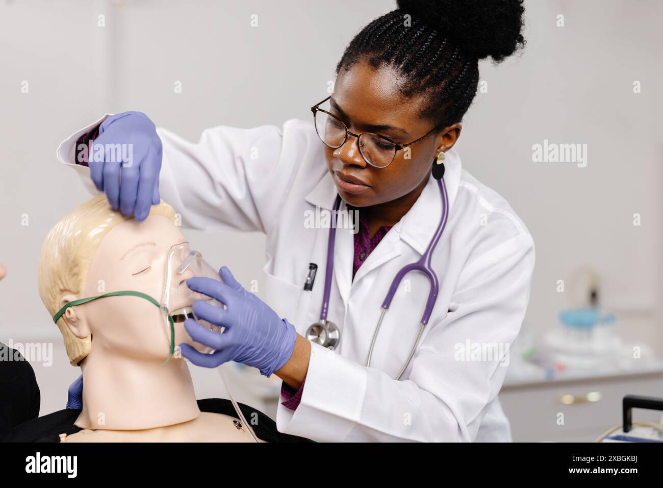 Patient oxygen mask african hi-res stock photography and images - Alamy