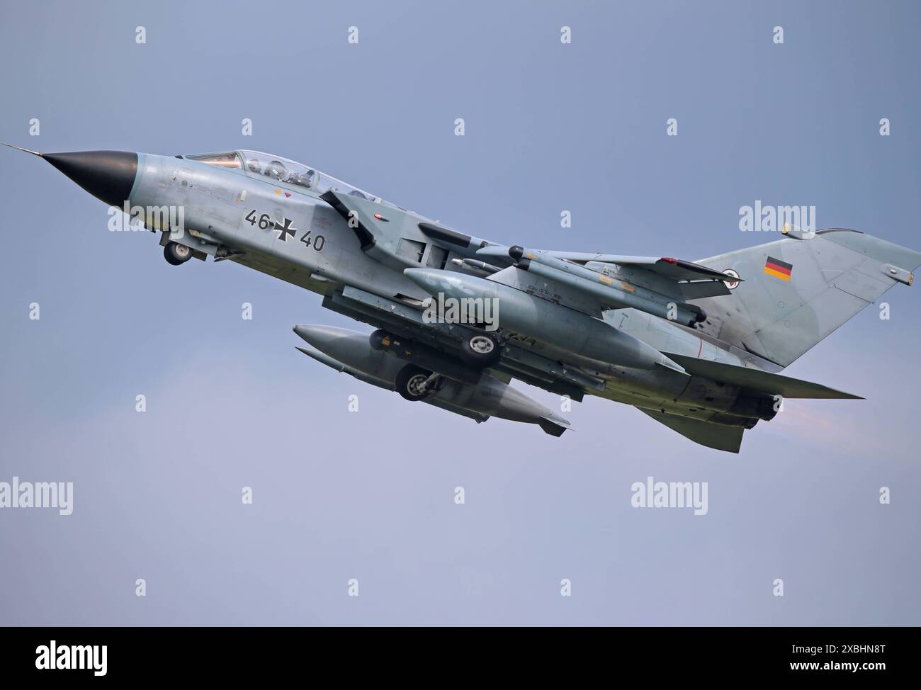 Ein Kampfflugzeug der deutschen Luftwaffe vom Typ Tornado mit der