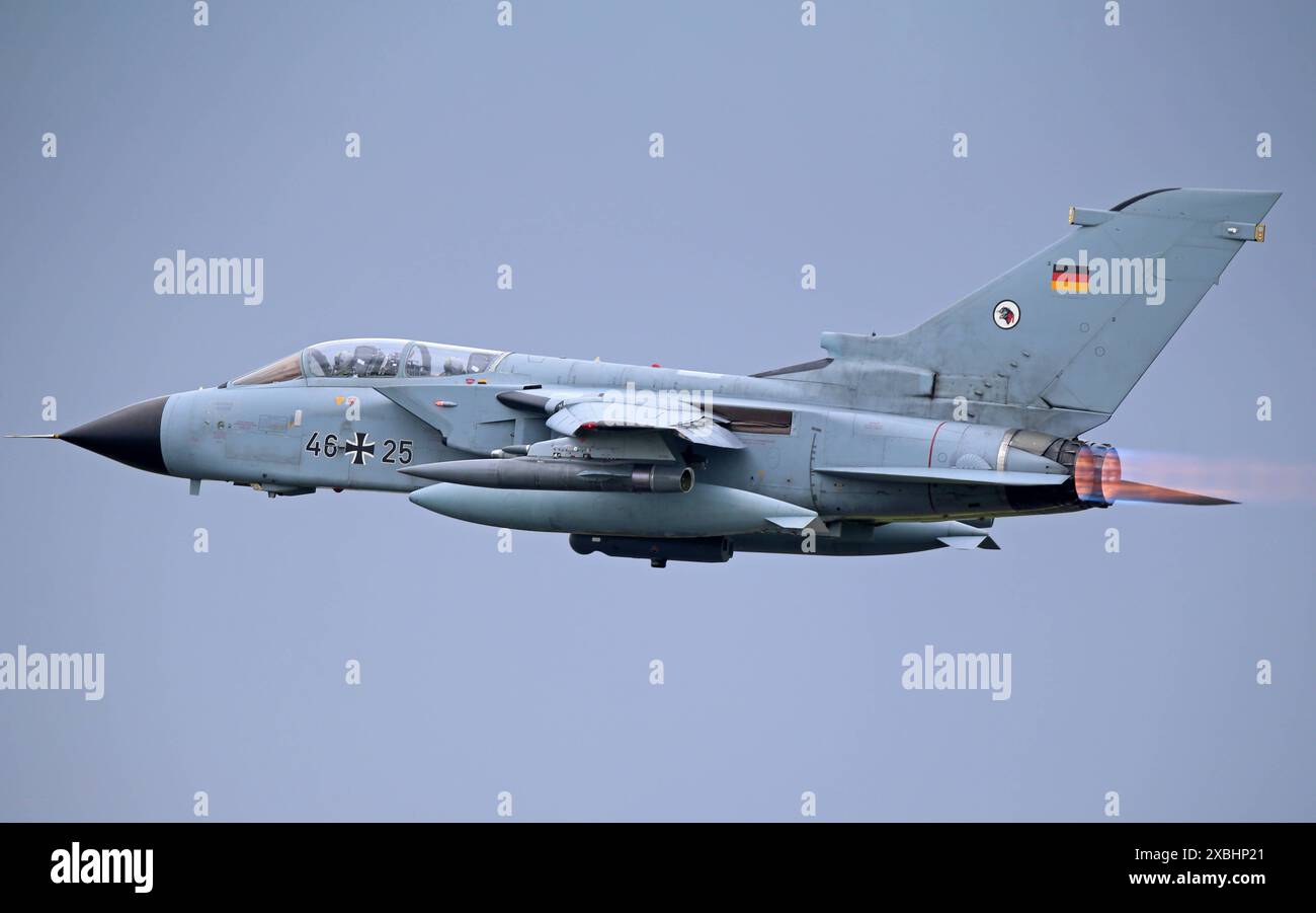 Ein Kampfflugzeug der deutschen Luftwaffe vom Typ Tornado mit der