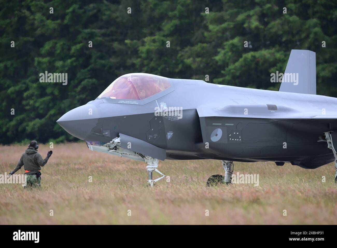 Ein Kampfflugzeug der niederländischen Luftwaffe vom Typ Lockheed Martin F-35A mit der Kennung F-038 auf dem Fliegerhorst Schleswig-Jagel. Die Luftwaffenübung NATO Tiger Meet NTM ist eine gemeinsame miliärische Übung von Luftwaffen-Verbänden aus NATO-Mitgliedstaaten und befreundeten Ländern. Sie findet vom 03. bis 13. Juni 2024 auf dem deutschen Fliegerhorst Schleswig-Jagel statt. Schleswig Schleswig-Holstein Deutschland *** A Lockheed Martin F 35A fighter aircraft of the Dutch Air Force with the registration F 038 at Schleswig Jagel Air Base The NATO Tiger Meet NTM air force exercise is a joi Stock Photo