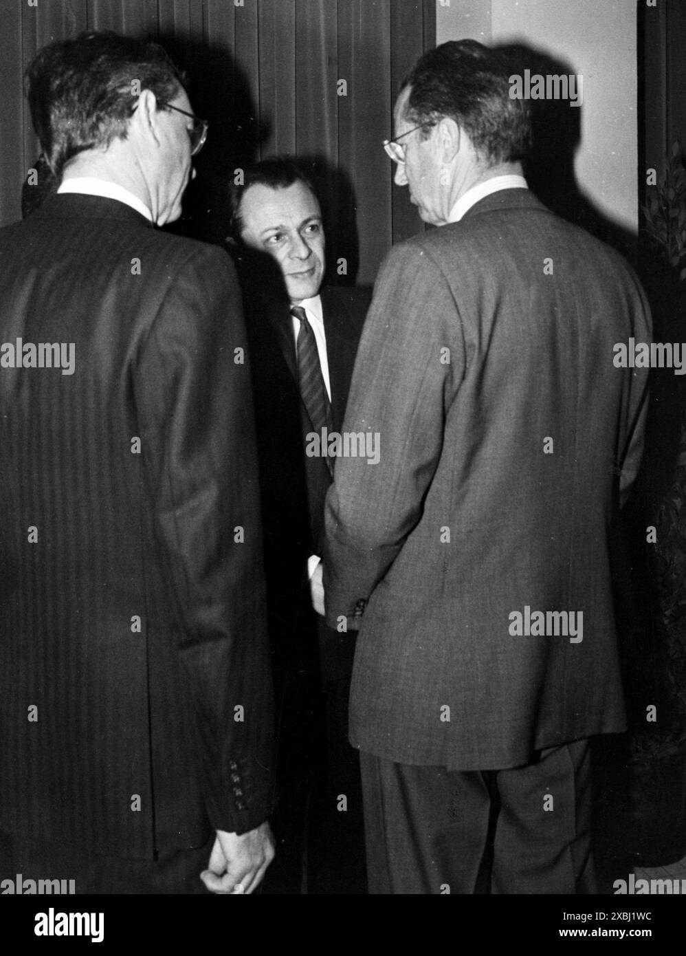 Anni' 80 Bruxelles Archivio Storico Olycom/LaPresse Baldovino del Belgio (Laeken, 7 settembre 1930 - Motril, 31 luglio 1993) principe del Belgio, duca di Brabante, fu re del Belgio dal 16 luglio 1951 fino alla sua morte. Salì al trono in una fase di crisi politica, e molte altre segnarono il suo lungo regno, almeno una delle quali fu il risultato della pubblica espressione della sua fede cattolica. Nella Foto: Re Baldovino del Belgio, Michel Rocard e Paul Keersmaeker ministro dell' Agricoltura belga durante la settimana dell'Agricoltura In the photo: King Baudouin of Belgium, Michel Rocard an Stock Photo