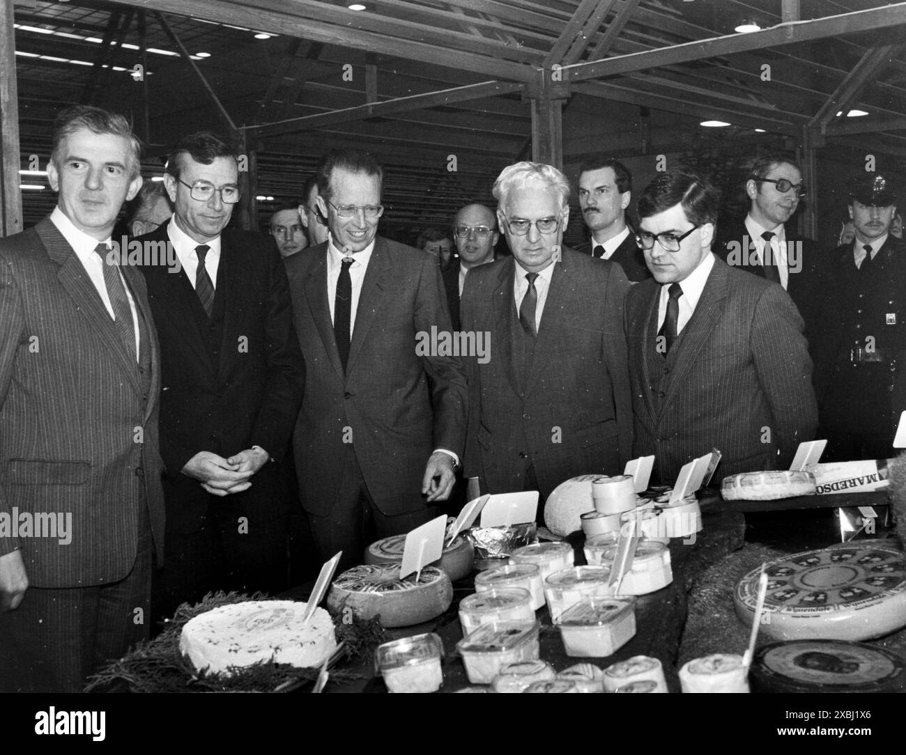 Anni' 80 Bruxelles Archivio Storico Olycom/LaPresse Baldovino del Belgio (Laeken, 7 settembre 1930 - Motril, 31 luglio 1993) principe del Belgio, duca di Brabante, fu re del Belgio dal 16 luglio 1951 fino alla sua morte. Salì al trono in una fase di crisi politica, e molte altre segnarono il suo lungo regno, almeno una delle quali fu il risultato della pubblica espressione della sua fede cattolica. Nella Foto: Re Baldovino del Belgio, Michel Rocard e Paul Keersmaeker ministro dell' Agricoltura belga durante la settimana dell'Agricoltura In the photo: King Baudouin of Belgium, Michel Rocard an Stock Photo